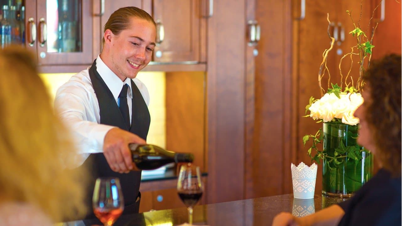 Comment faire évoluer sa carrière en restauration : de serveur à gestionnaire Comment faire évoluer sa carrière en restauration : de serveur à gestionnaire